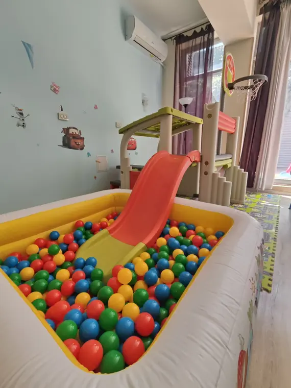 Басейн с топки и пързалка за детски рожден ден в Кръстова вада